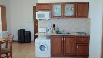 Private kitchen | Full-size fridge, coffee/tea maker