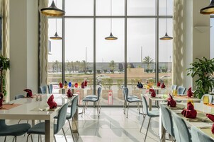 Desayuno buffet diario (SAR 75 por persona)