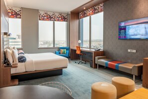 خزنة داخل الغرفة ومكتب ومكواة/لوح كي وأسرّة أطفال/رضّع (مجانًا)