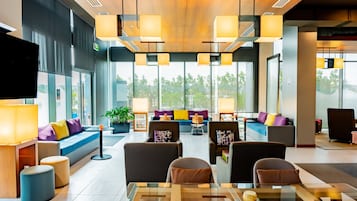 供應早餐、午餐、晚餐;多國菜