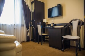 Suite, 1 Bedroom | Ruang tamu | TV 