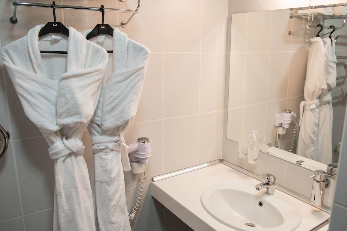 suite, 1 bedroom | bathroom | shower, free toiletries, hair dryer, towels