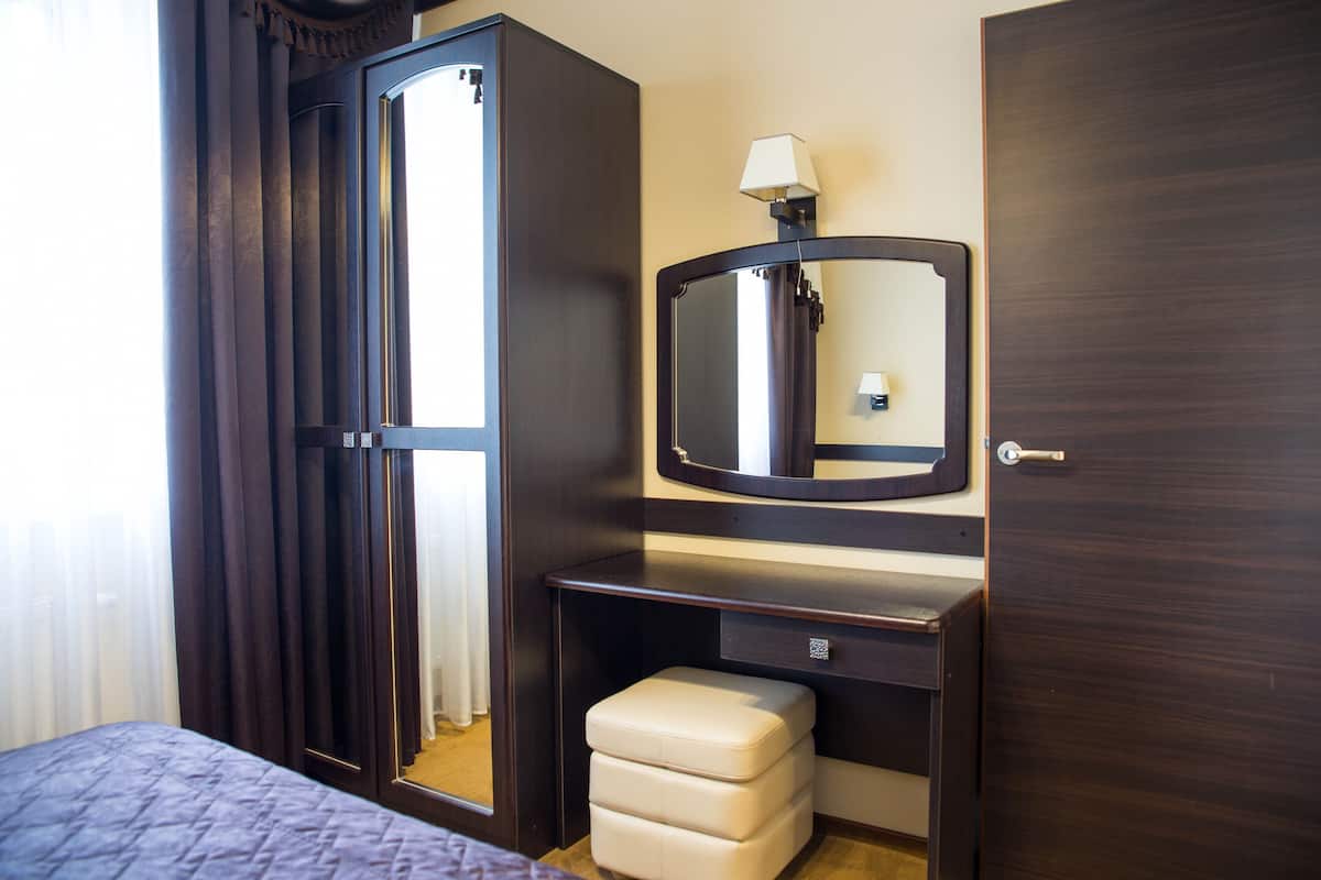 suite, 1 bedroom | in-room safe, desk, soundproofing, free cots/infant beds