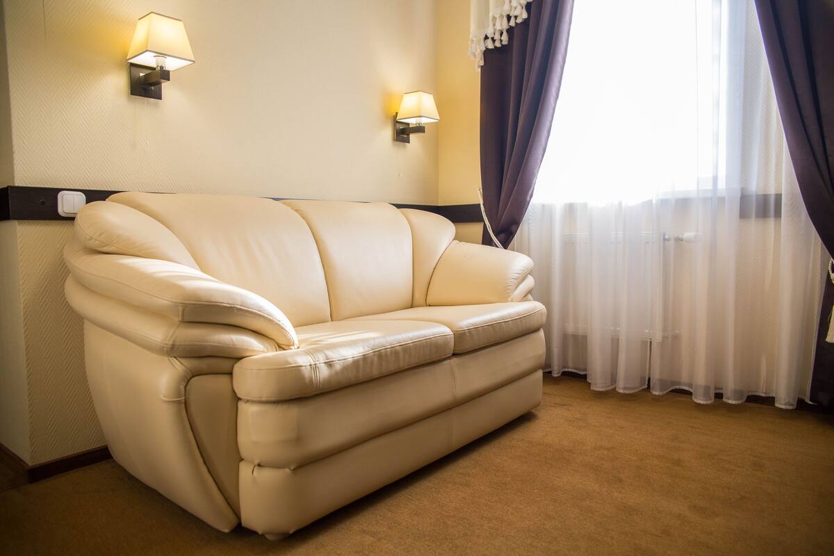 suite, 1 bedroom | living room | tv