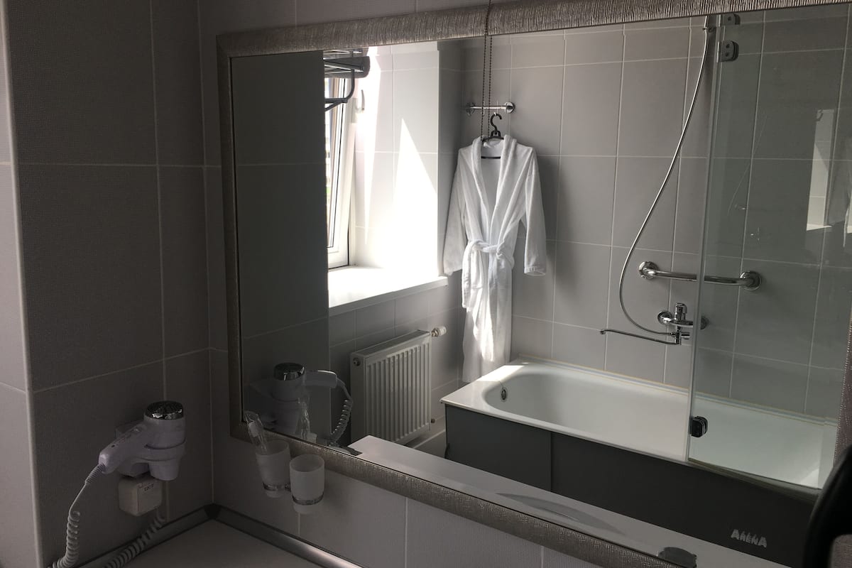 suite, 1 bedroom | bathroom | shower, free toiletries, hair dryer, towels