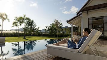 Biệt thự, 2 phòng ngủ, hồ bơi riêng (Private Garden) | Minibar, két bảo mật tại phòng, bàn, màn/rèm cản sáng