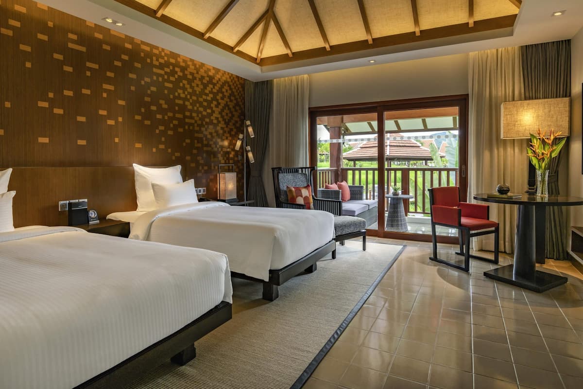 Quarto luxo, 2 camas de solteiro | Frigobar, cofres nos quartos, escrivaninha, cortinas blackout