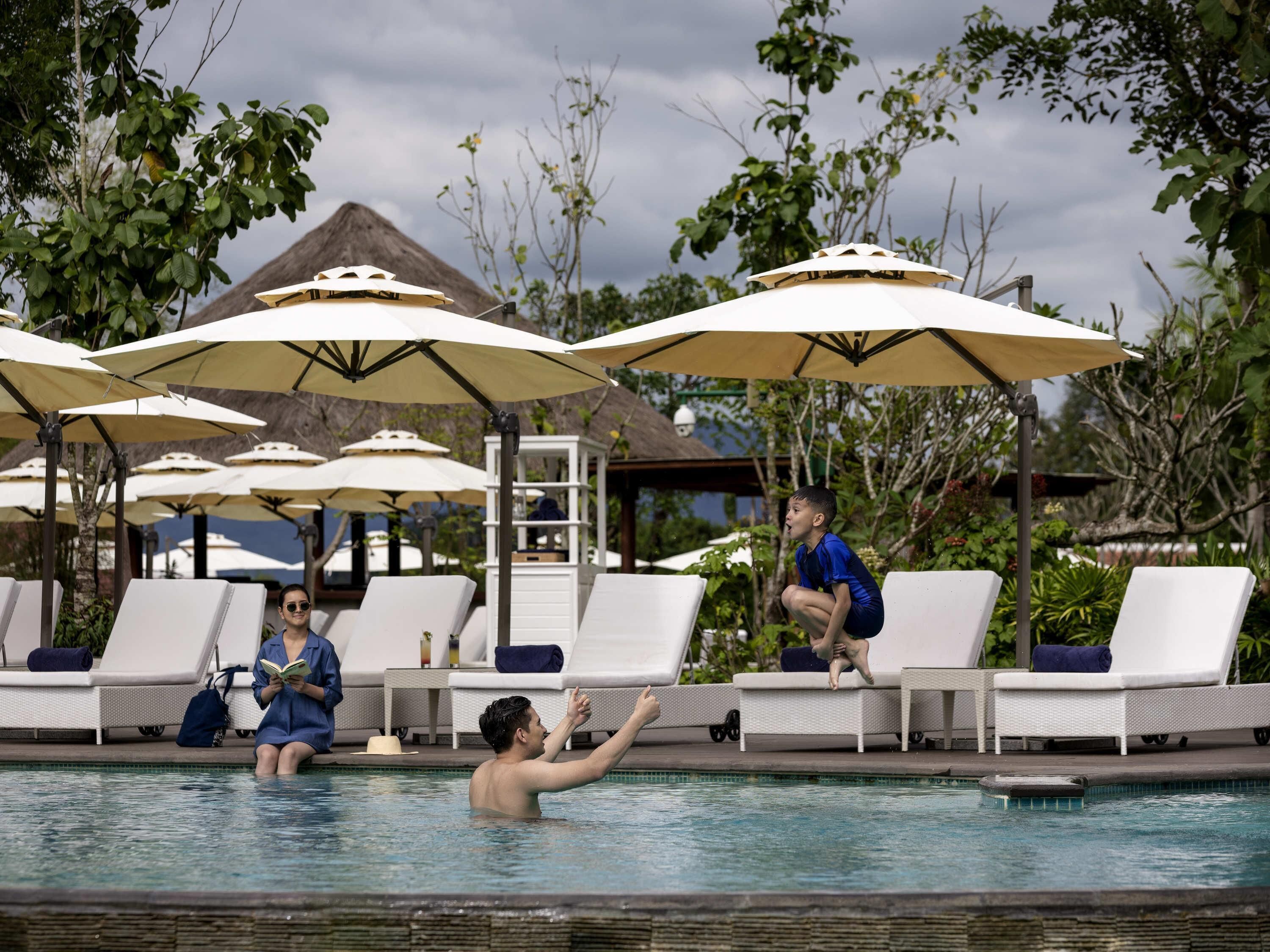 3 piscinas al aire libre, camas de piscina gratis, sombrillas