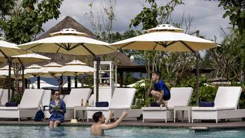 3 piscinas al aire libre, camas de piscina gratis, sombrillas