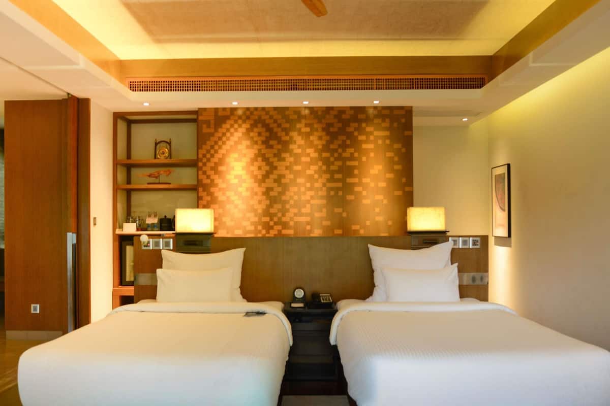 Deluxe Room, 2 Twin Beds | Minibar, in-room safe, desk, blackout drapes