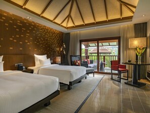 Deluxe Room, 2 Twin Beds | Minibar, in-room safe, desk, blackout drapes