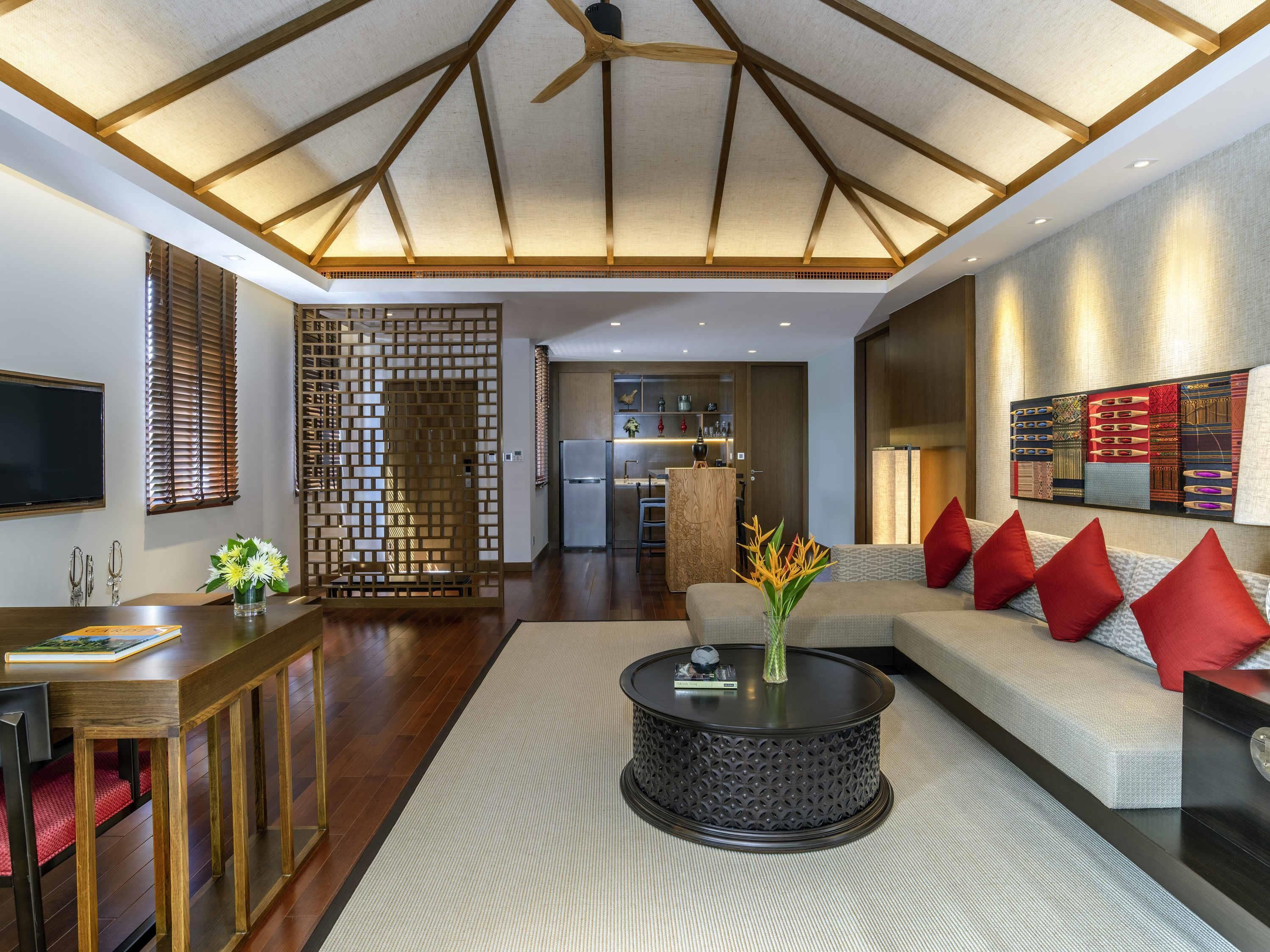 deluxe suite, 1 king bed (premium) | minibar, in-room safe, desk, blackout curtains