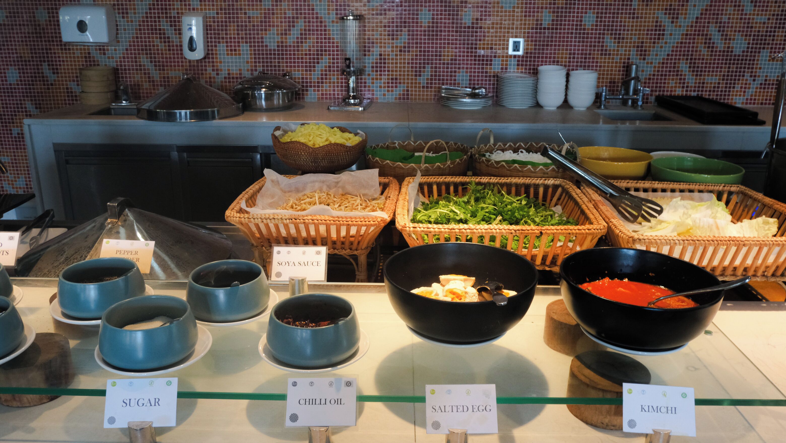 Un bufé con diversos alimentos y salsas.