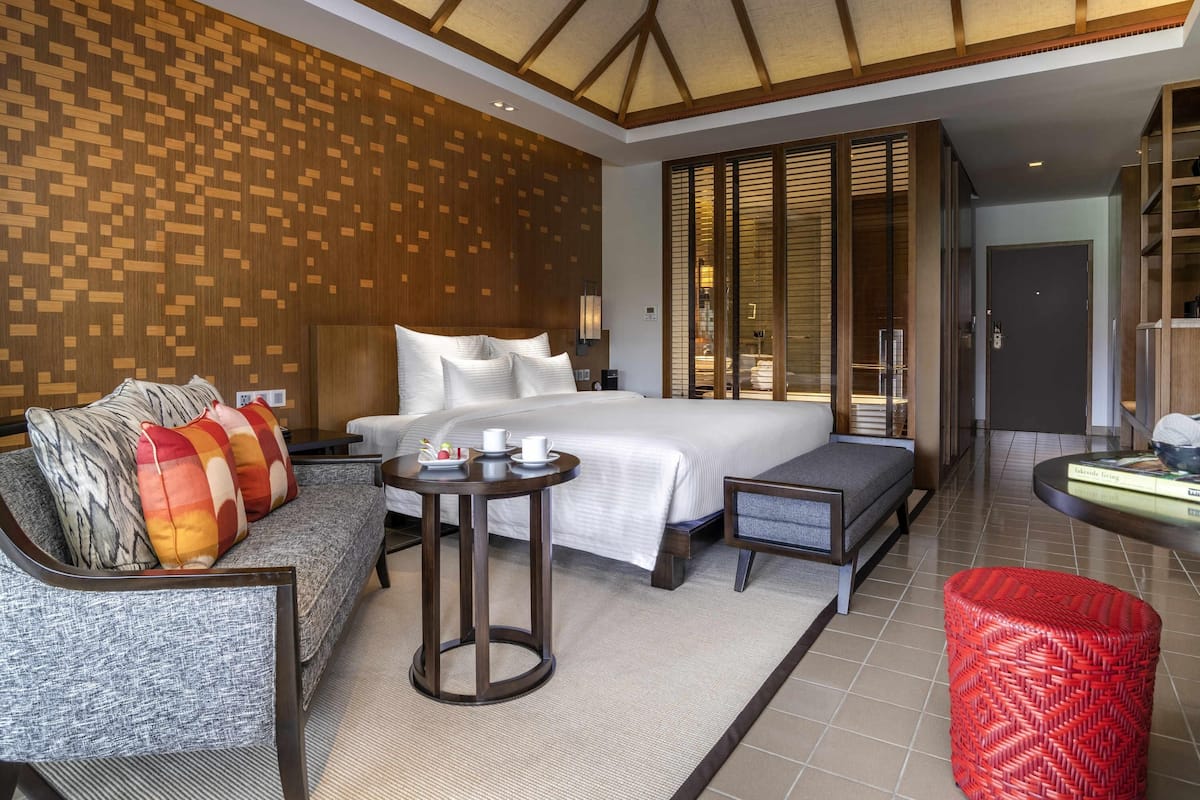 Deluxe Room, 1 King Bed | Minibar, in-room safe, desk, blackout curtains