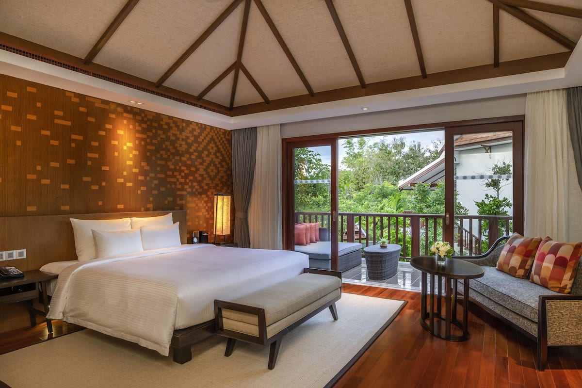 Deluxe Suite, 1 King Bed (Premium) | Minibar, in-room safe, desk, blackout drapes