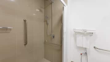 Een douche, gratis toiletartikelen, een haardroger, handdoeken