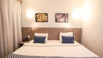 Luxury Double Room, 1 King Bed | In-room safe, desk, soundproofing, iron/ironing board