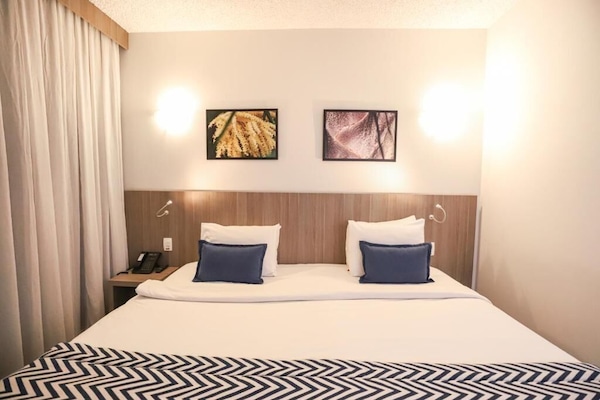 Quarto casal superluxo, 1 cama King | Cofres nos quartos, escrivaninha, quartos à prova de som