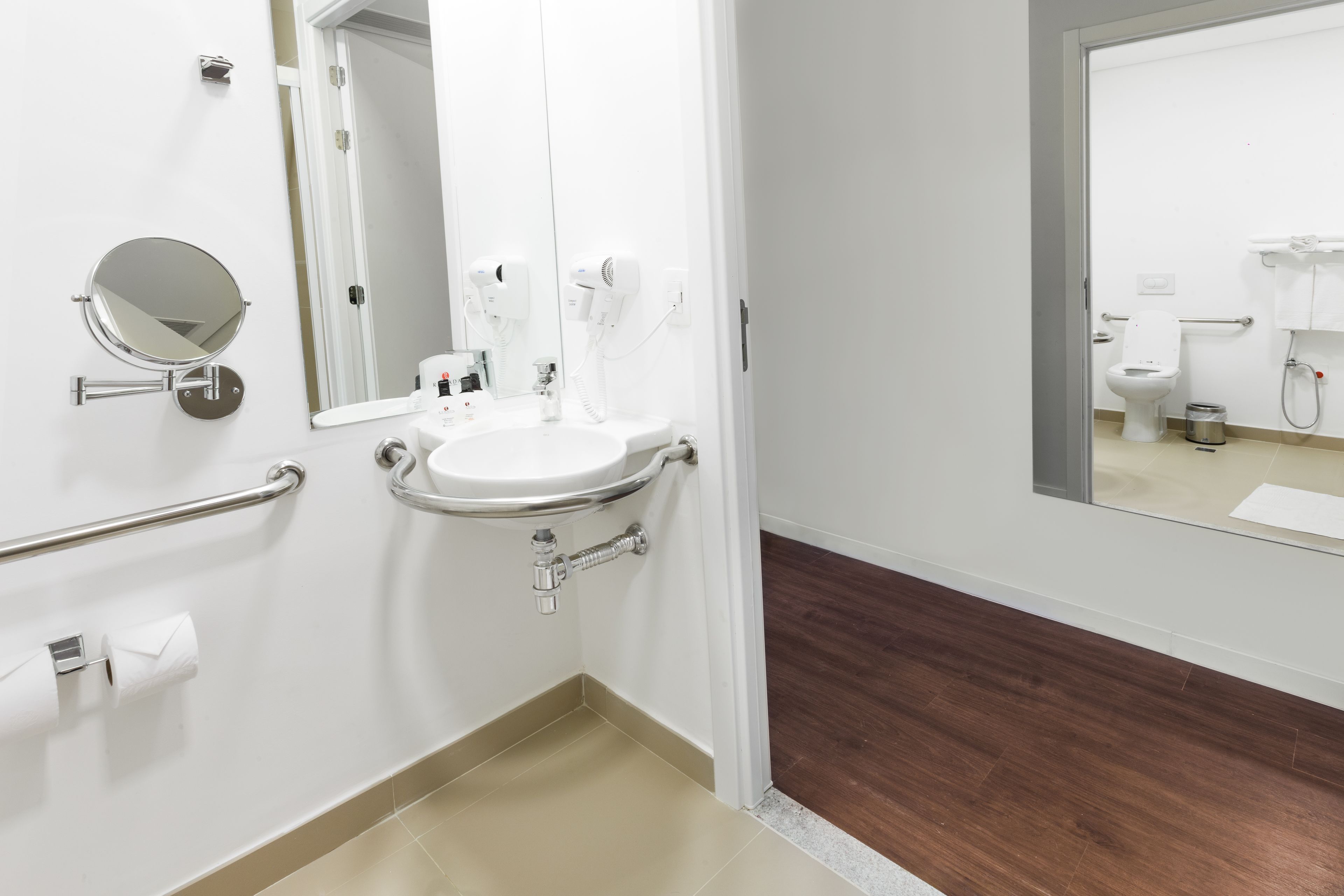 Doccia, set di cortesia gratuito, asciugacapelli, asciugamani