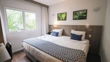 Caja de seguridad en la habitación y escritorio