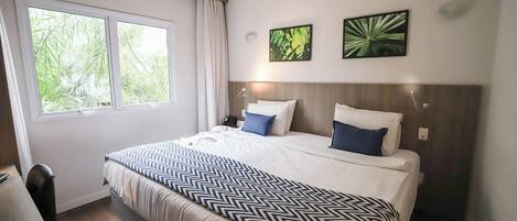 Luxury Double Room, 1 King Bed | In-room safe, desk, soundproofing, iron/ironing board