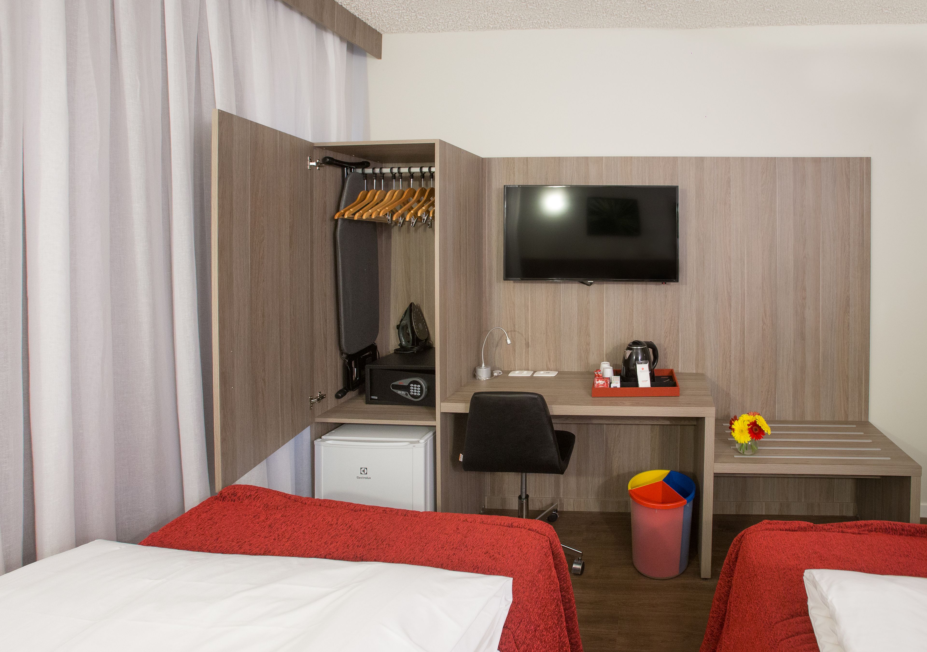 standard twin room, 2 single beds | in-room safe, desk, soundproofing, iron/ironing board