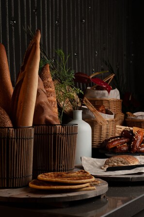 Daily buffet breakfast (DZD 2500 per person)
