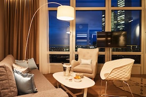 Suite Junior | Literie de qualité, couette en duvet, coffre-fort, bureau