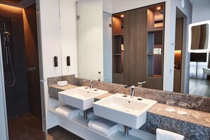 Junior Suite | Premium bedding, down comforters, in-room safe, desk - Steigenberger Hotel München (Munich)