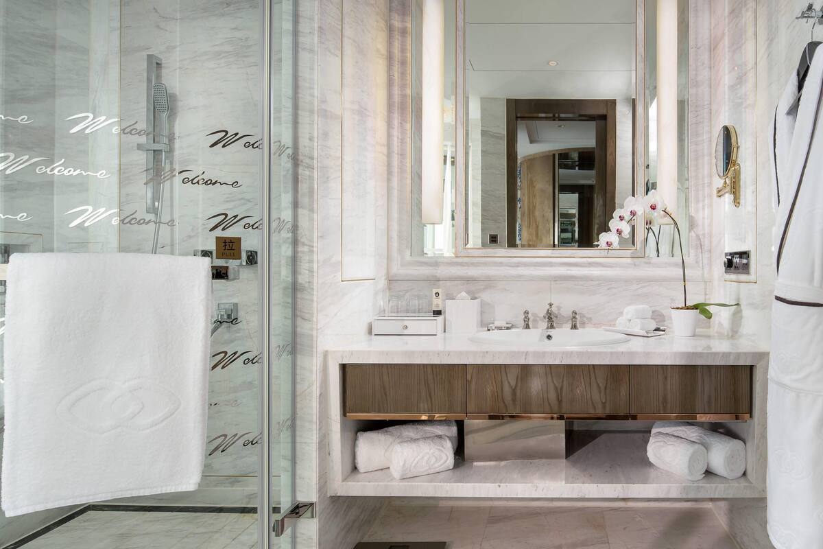 1 bedroom, premium bedding, minibar, in-room safe