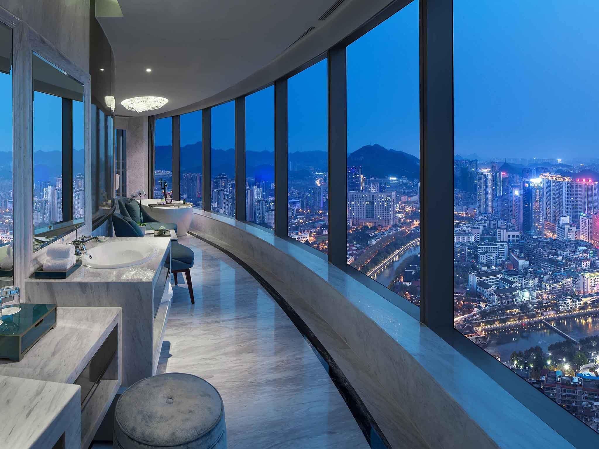 Ropa de cama de alta calidad y minibar 