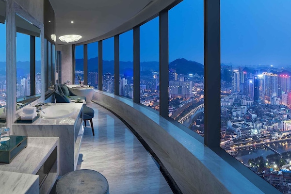 Suite junior, 1 cama King size, vista al río | 1 habitación, ropa de cama de alta calidad y minibar