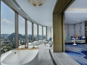 Suite – junior, 1 kingsize-seng, elveutsikt | Sengetøy av topp kvalitet, minibar, safe på rommet og skrivebord