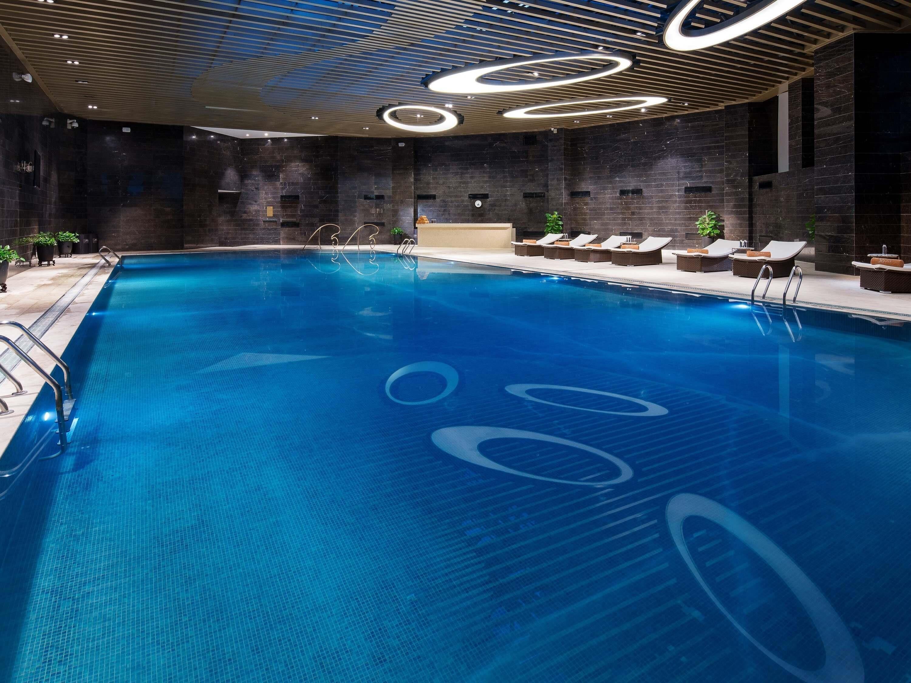 Una piscina cubierta