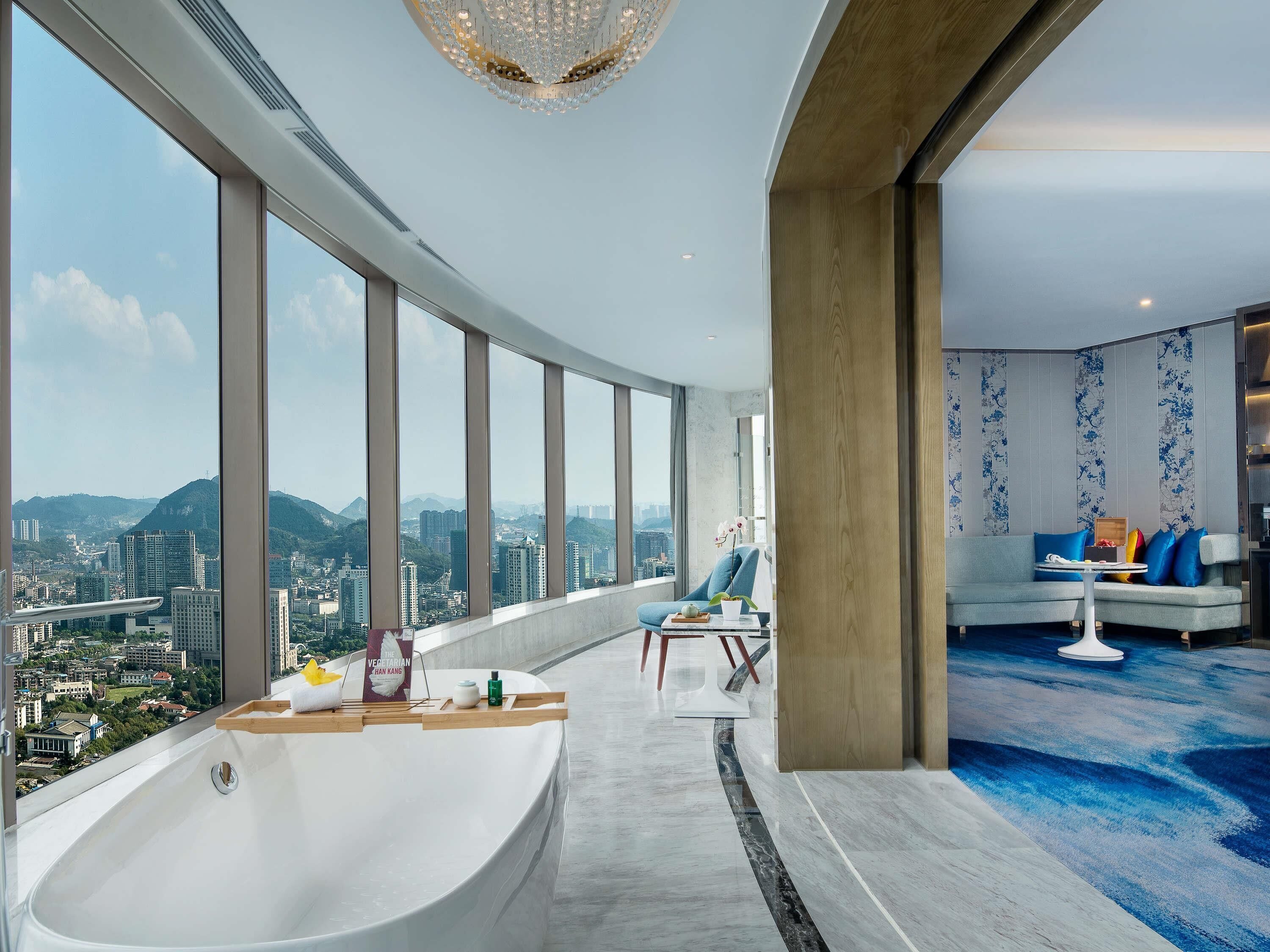 Suíte júnior, 1 cama King, vista para o rio | Roupas de cama premium, frigobar, cofres nos quartos, escrivaninha
