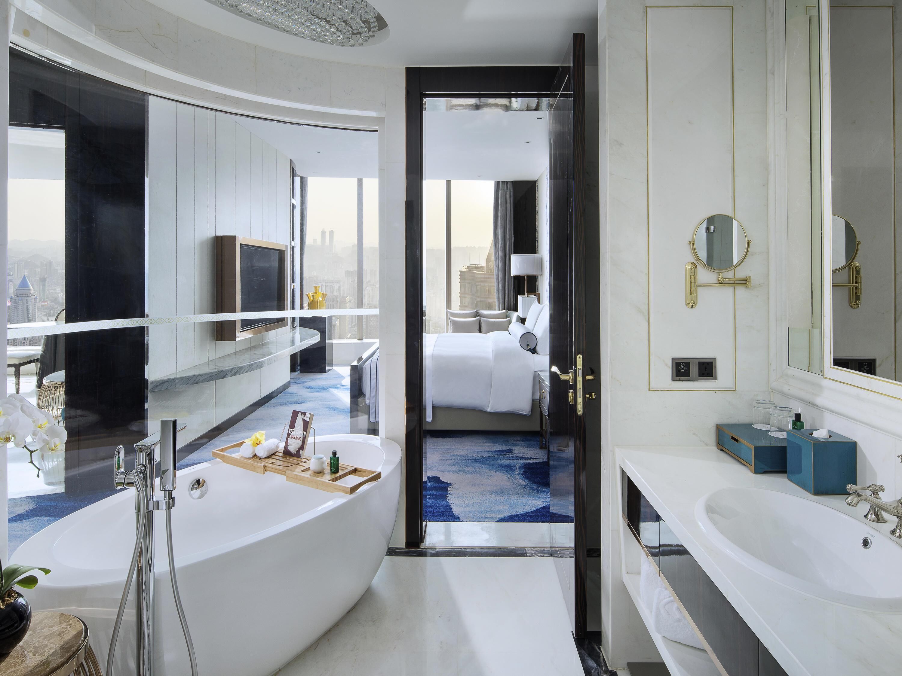 Club Suite, 1 King Bed, Club Lounge Access, River View (Prestige) | Premium bedding, minibar, in-room safe, desk