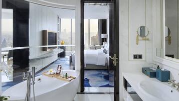 Club Suite, 1 King Bed, Club Lounge Access, River View (Prestige) | Premium bedding, minibar, in-room safe, desk