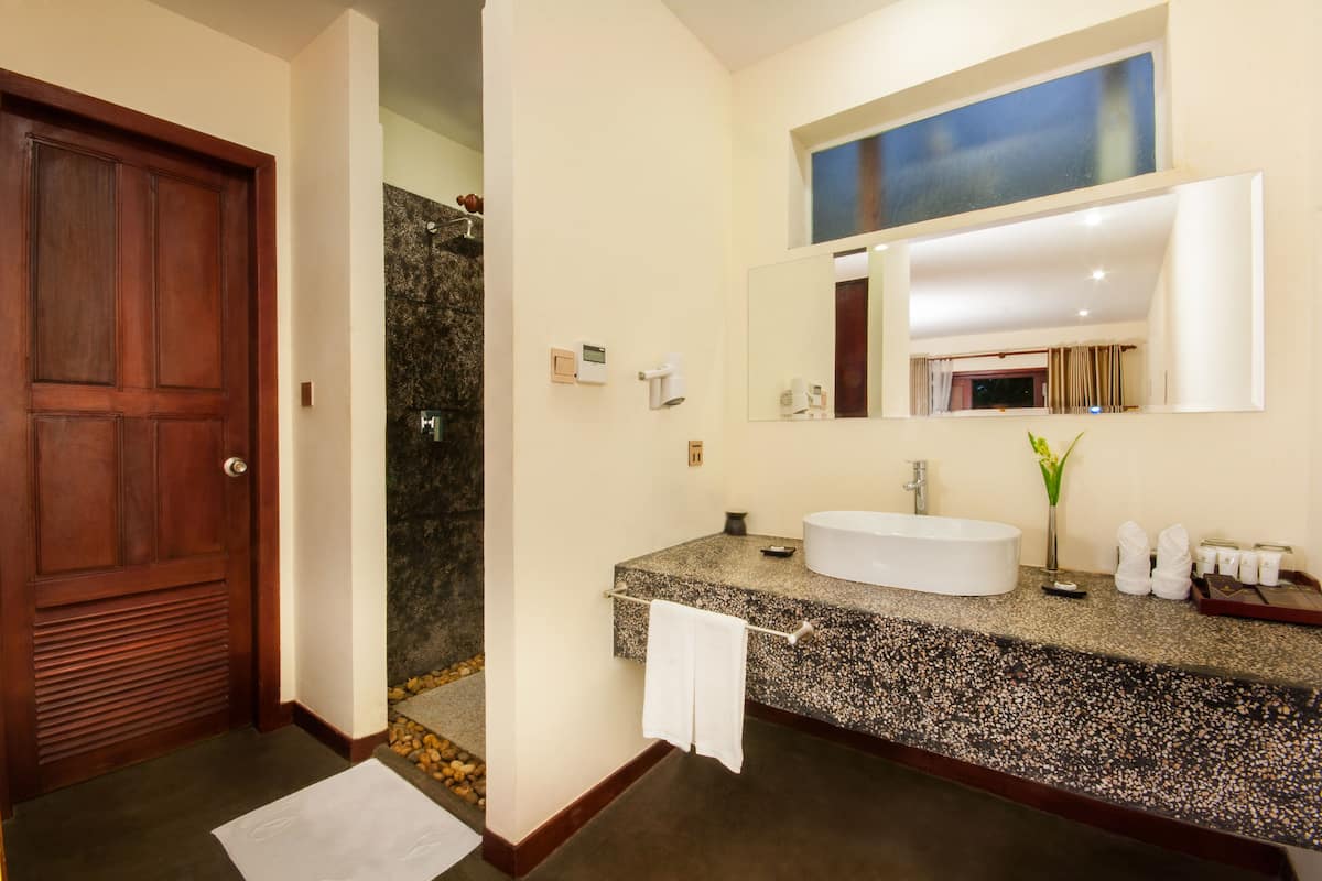 Dusche, kostenlose Toilettenartikel, Haartrockner, Bademäntel