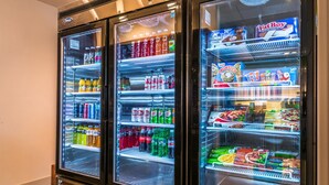 Máquina expendedora con diversas bebidas y aperitivos.