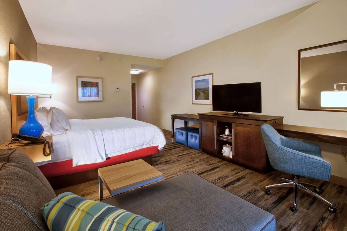 Premium bedding, in-room safe, individually furnished, desk
