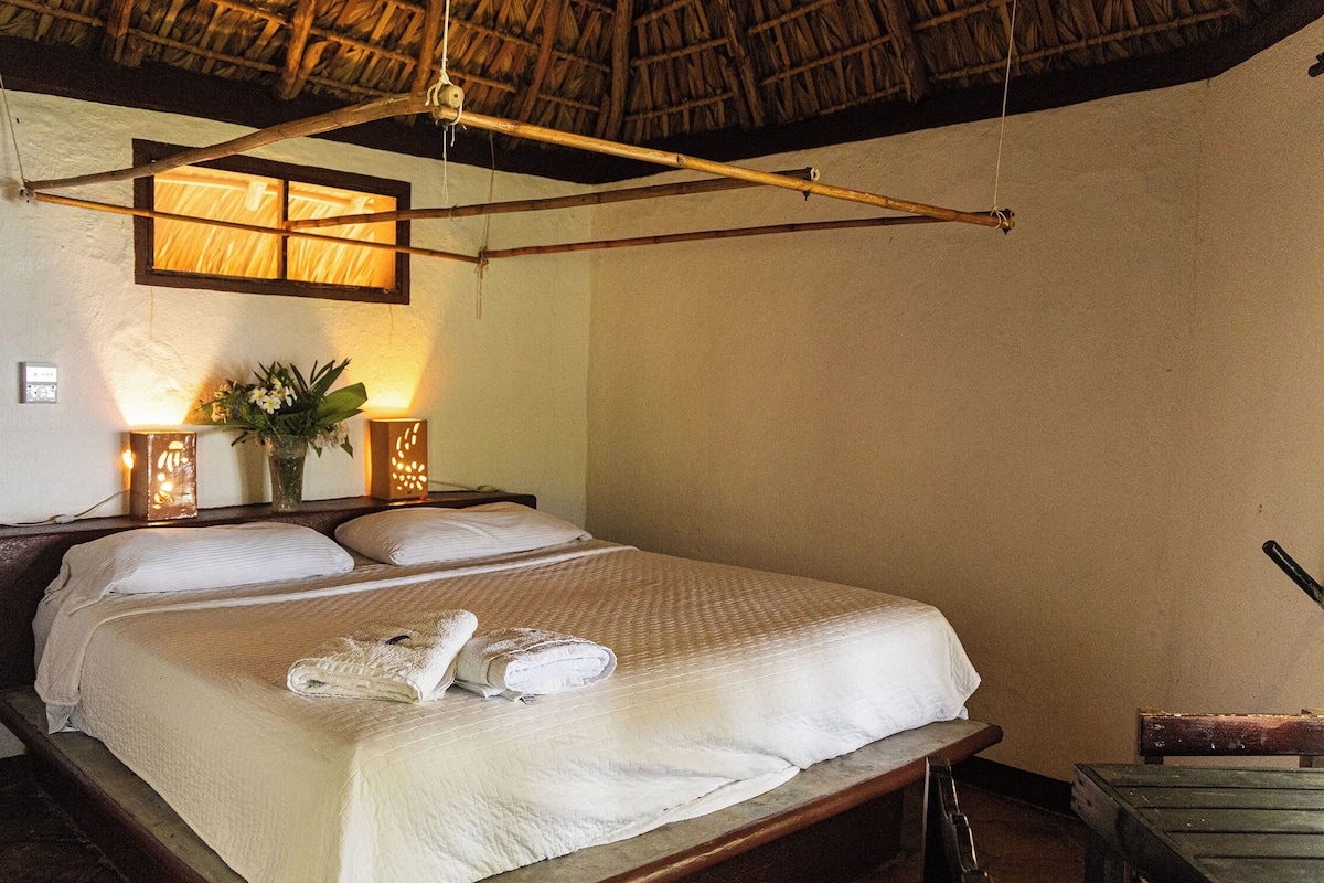 Cofres nos quartos, escrivaninha, Wi-Fi de cortesia, roupa de cama