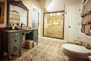 Combined shower/bathtub, free toiletries, hair dryer, towels