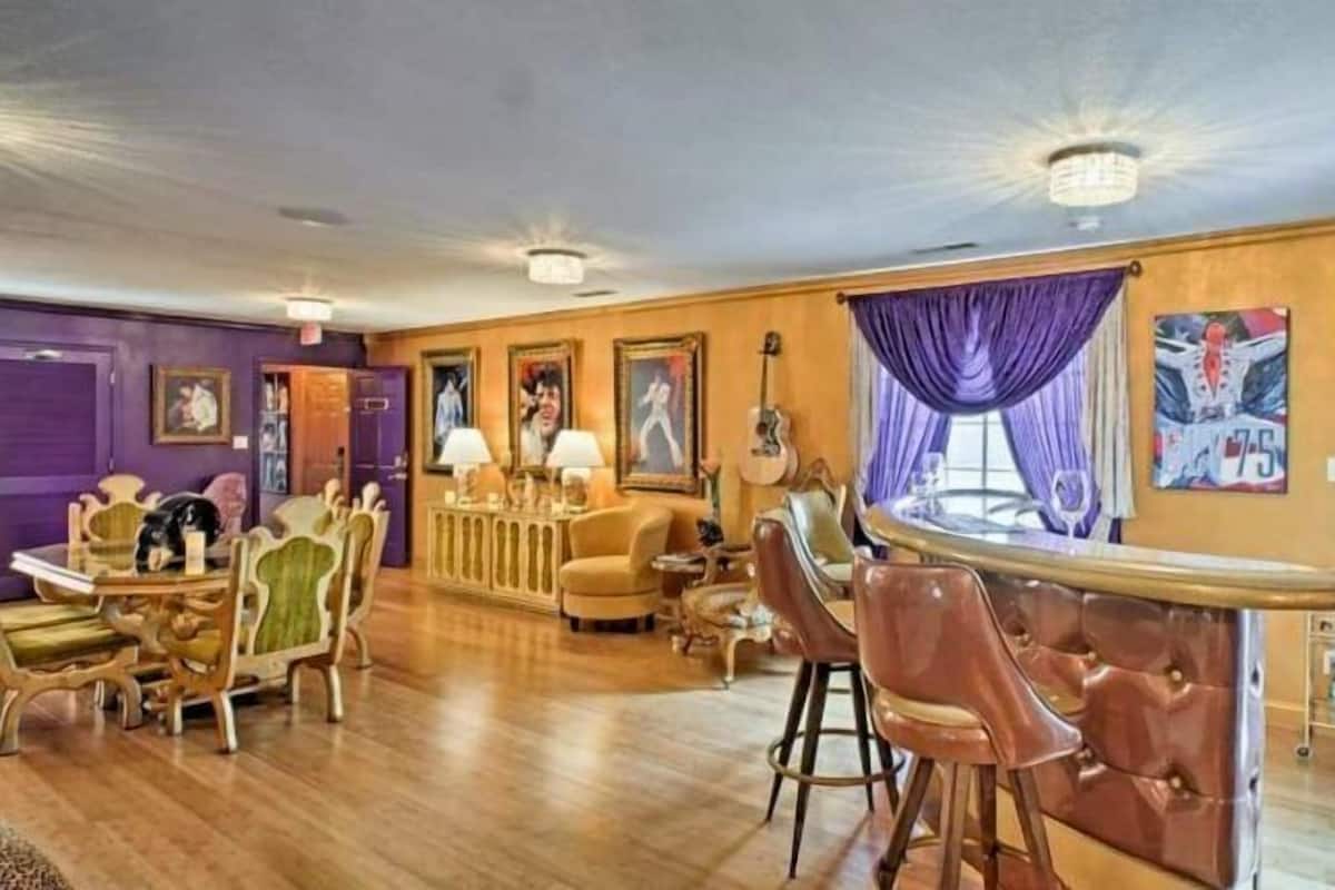 Signature Room, 2 Bedrooms, Ensuite | Living room | 40-inch flat-screen TV with digital channels, TV, streaming services
