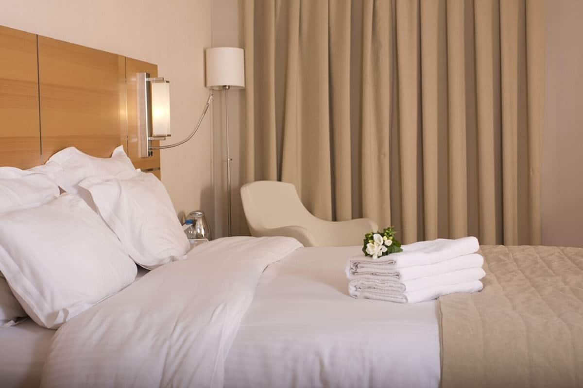 Minibar, safe på rommet, skrivebord og blendingsgardiner