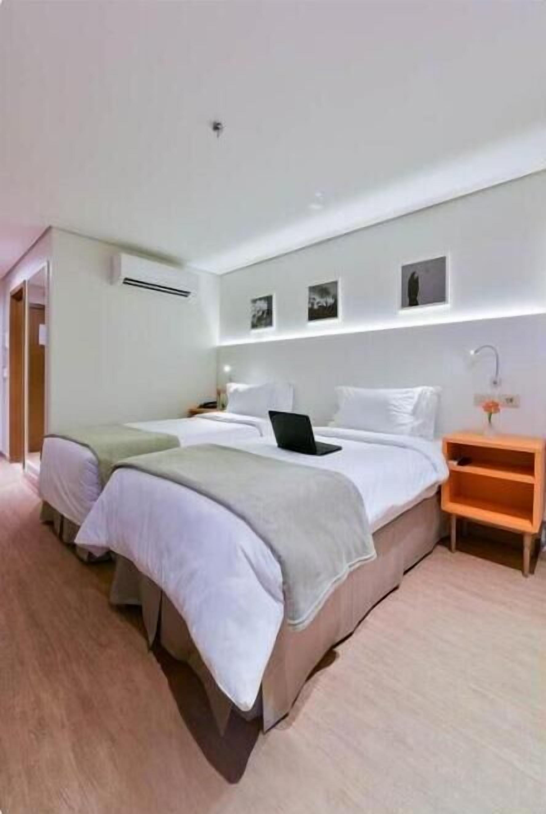 Minibar, caja de seguridad en la habitación y escritorio 