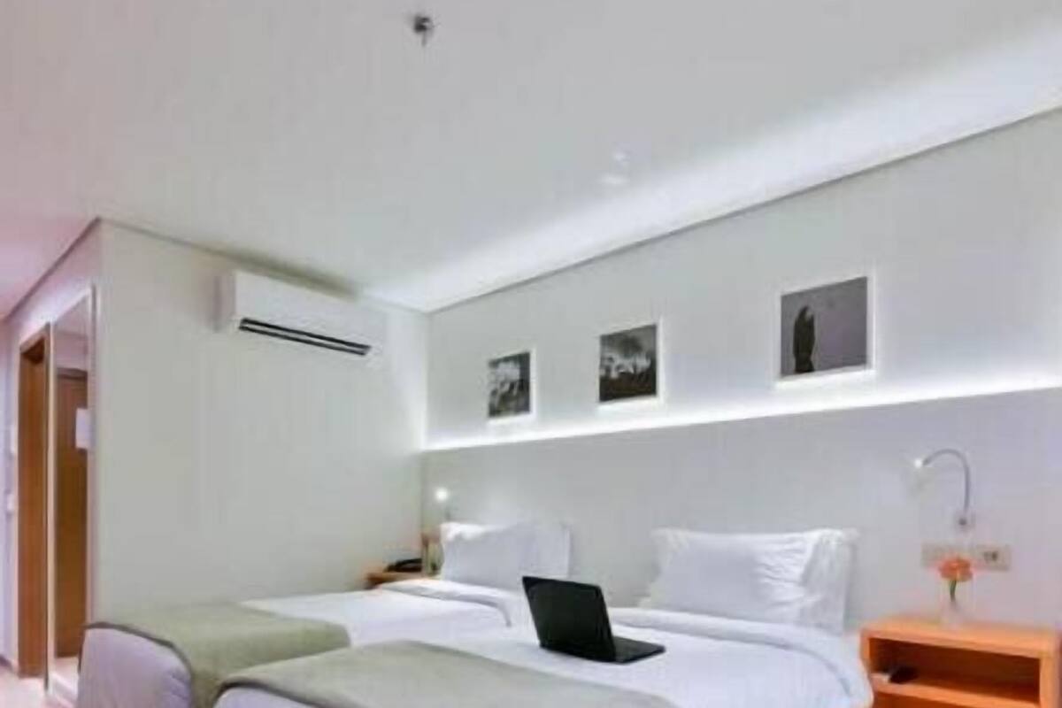 Minibar, caja de seguridad en la habitación y escritorio