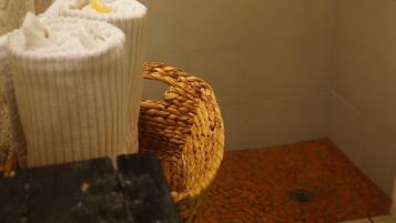 Suite | Baño | Regadera, amenidades de baño gratuitas, toallas