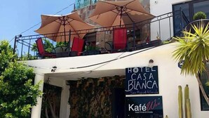 A hotel named 'Hotel Casa Blanca' with outdoor seating and a café. - Hotel Casa Blanca San Miguel (San Miguel de Allende)