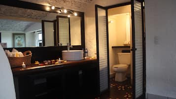 Shower, free toiletries, towels