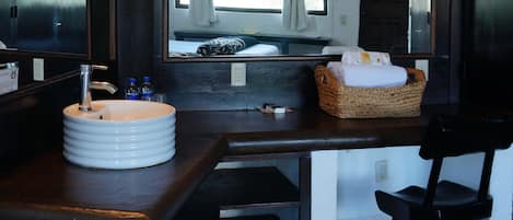 Suite, 2 camas matrimoniales | Baño | Regadera, amenidades de baño gratuitas, toallas